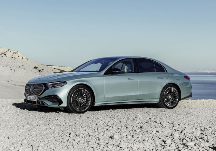 La berline classique à trois volumes Mercedes Classe E de sixième génération en approche