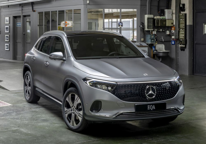 Le SUV compact électrique Mercedes EQA mis à jour en approche