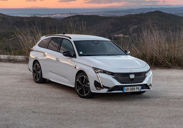 Le break compact électrique Peugeot e-308 SW affiche une autonomie de 392 km