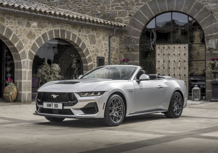 Le cabriolet sportif Ford Mustang au style plus affirmé arrive en Europe