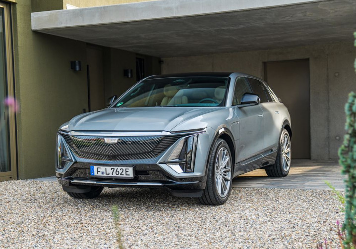 Le SUV électrique emblématique Cadillac Lyriq de 2 774 kg revendique une autonomie de 530 km