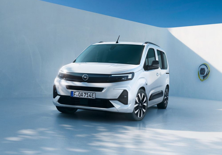 L'Opel Combo Life Electric arbore la face avant caractéristique Opel Vizor