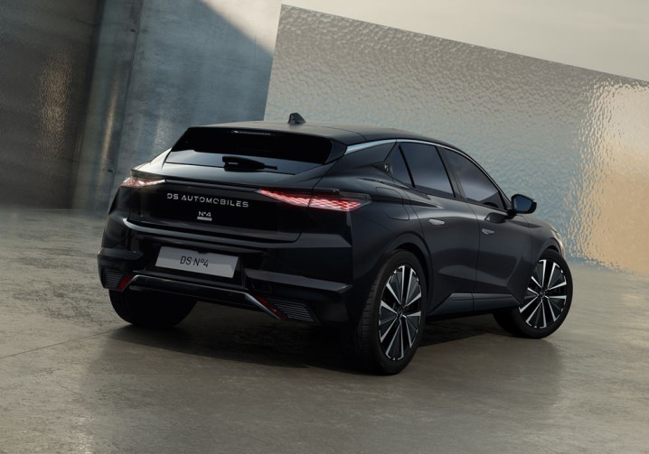 La berline compacte électrique DS N°4 E-Tense affiche une autonomie WLTP de 450 km
