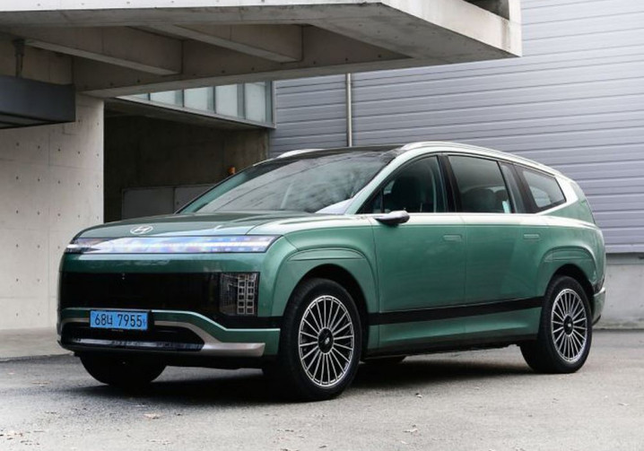 Le grand SUV électrique sept places Hyundai Ioniq 9 à trois rangées de sièges affiche un style distinctif
