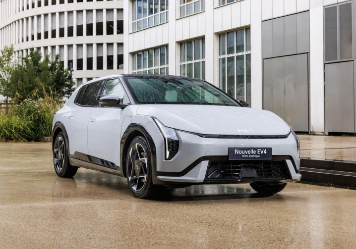 La berline cinq portes électrique Kia EV4 affiche un design contemporain