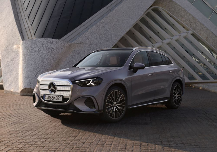 Le Mercedes-Benz GLC avec technologie EQ arbore une calandre chromée lumineuse