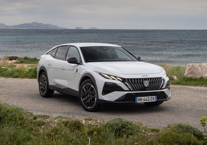 La Peugeot E-408 électrique 157 kW 58,2 kWh atteint une autonomie WLTP de 456 km