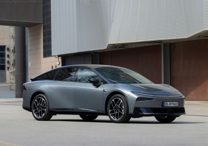 La berline fastback électrique Xpeng P7 plus affiche une capacité de recharge ultra-rapide