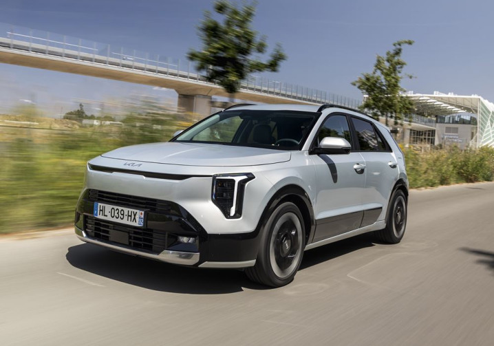 Le Kia Niro hybride doté d'une signature lumineuse verticale en approche