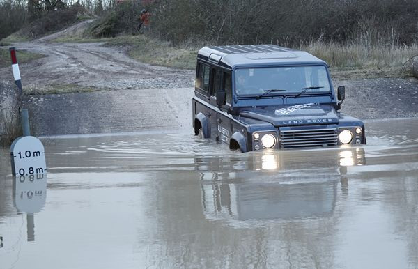 Land Rover teste un Defender électrique conservant ses capacités tout-terrain