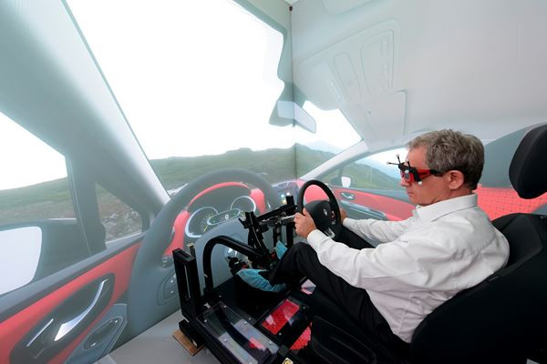 Les ingénieurs Renault testent les véhicules à l'aide d'un simulateur 3D interactif immersif