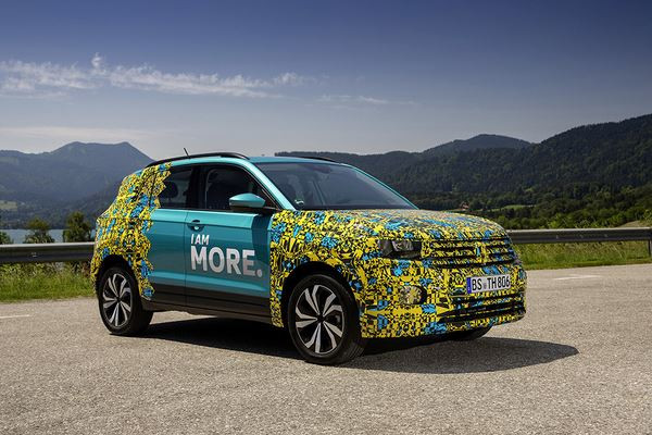 Le SUV urbain Volkswagen T-Cross en approche