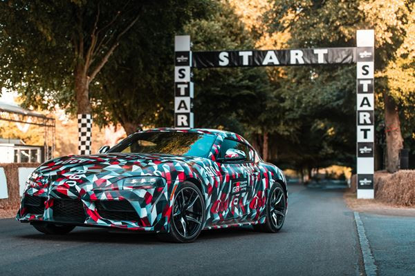 Le coupé sport Toyota Supra en approche