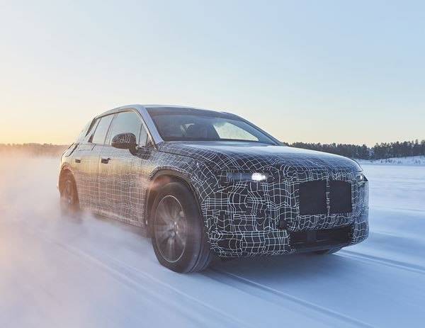La BMW iNext fait ses premiers tours de roues dans les conditions hivernales extrêmes