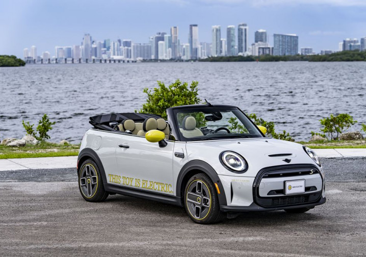 Le prototype Mini Cooper SE Cabrio allie mobilité électrique et conduite à ciel ouvert