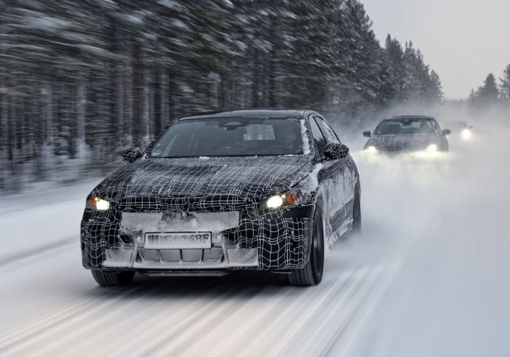 La BMW i5 électrique finalise sa phase d'essais hivernaux sur la glace et la neige