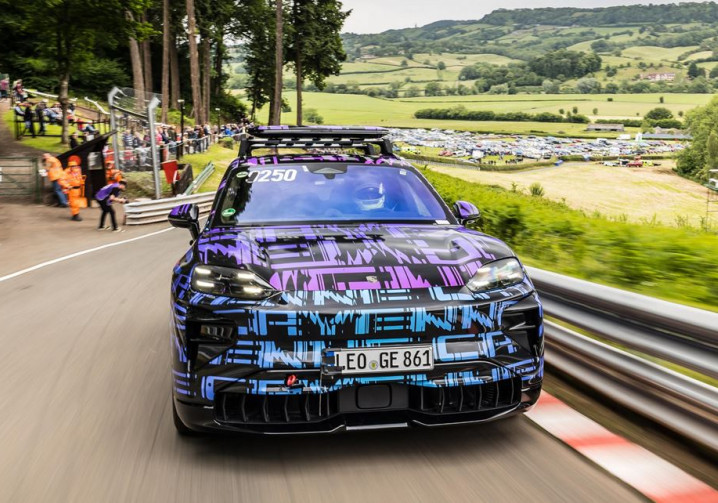 Les essais sur route du Porsche Cayenne Electric camouflé battent leur plein