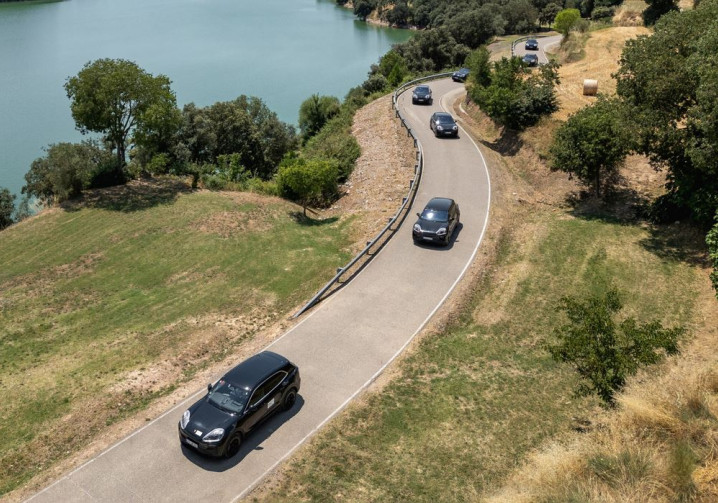 Les prototypes de Porsche Cayenne Electric poussés à leurs limites par temps glacial et caniculaire