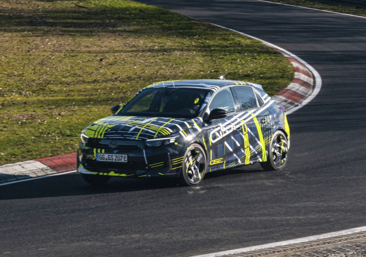 L'Opel Corsa GSE électrique orientée performance en phase de tests intensifs