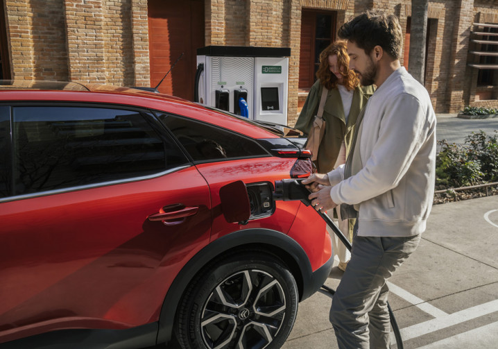 La voiture électrique nécessite un réseau de recharge rapide dense pour de longues distances