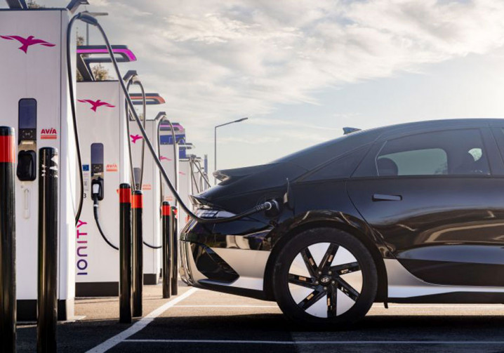 La fonction Plug & Charge rend la recharge des véhicules électriques plus pratique