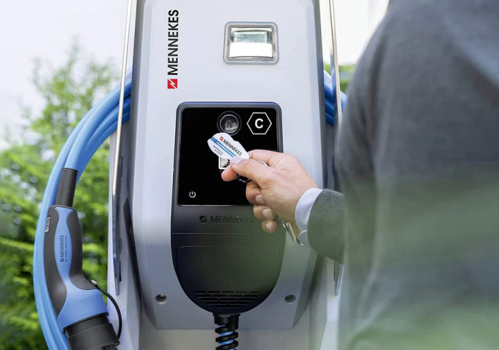 La borne de recharge Amtron Professional de Mennekes s'impose comme la borne de recharge AC de référence en 2025