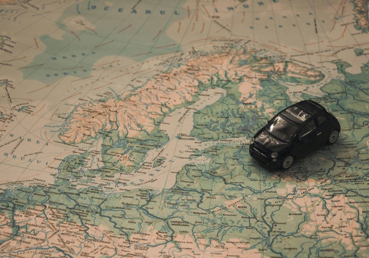 Les équipements et règles à ne pas oublier pour des vacances en voiture à travers l'Europe