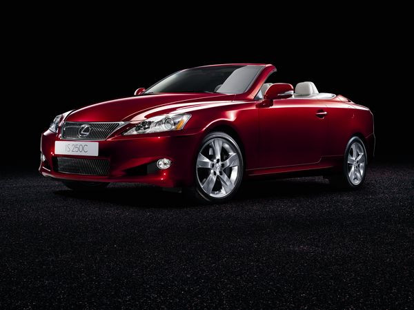 Première mondiale à Paris pour le cabriolet Lexus IS250C