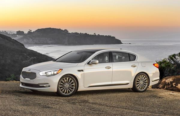 Une grande berline à propulsion Kia K900 au salon de Los Angeles