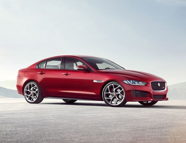 La nouvelle berline sportive Jaguar XE à propulsion affiche un style aérodynamique