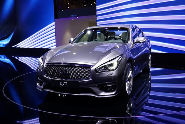La nouvelle berline Infiniti Q70 affiche des courbes sensuelles
