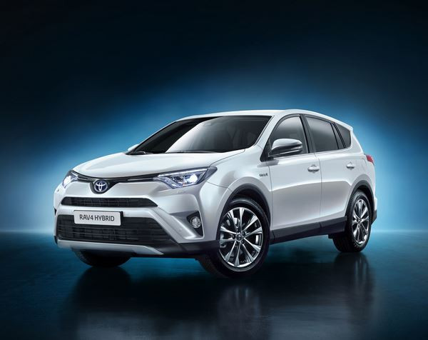 Le Toyota RAV4 restylé se met à l'hybride avec une transmission intégrale
