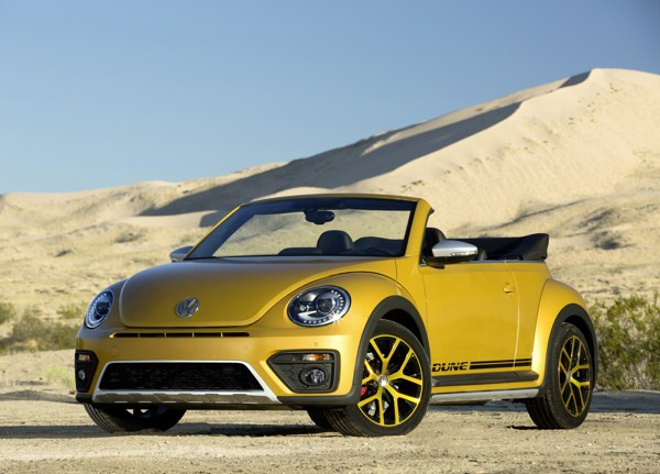 Une Volkswagen Coccinelle Dune Cabriolet dotée d'éléments off-road