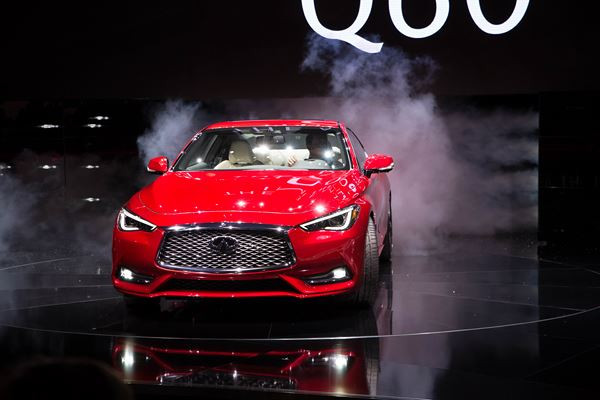 Le coupé sport Infiniti Q60 affiche un design tout en puissance