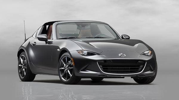Le Mazda MX-5 RF à toit rigide rétractable en approche
