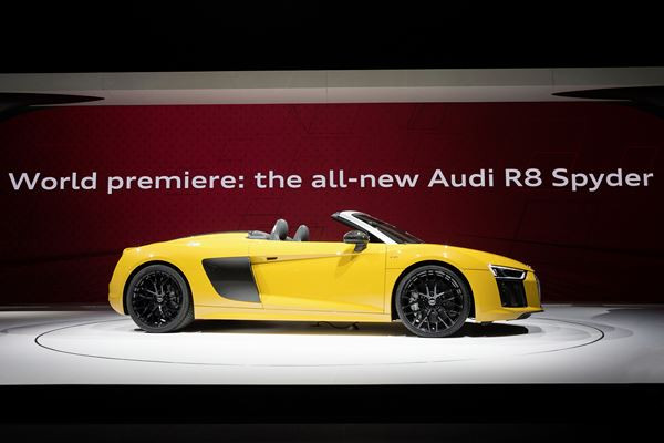 L'Audi R8 Spyder embarque une capote repliable en deux parties
