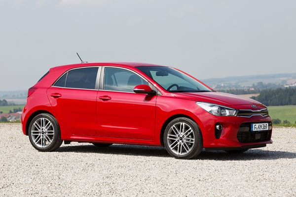 La nouvelle Kia Rio affiche des lignes droites et des surfaces lisses