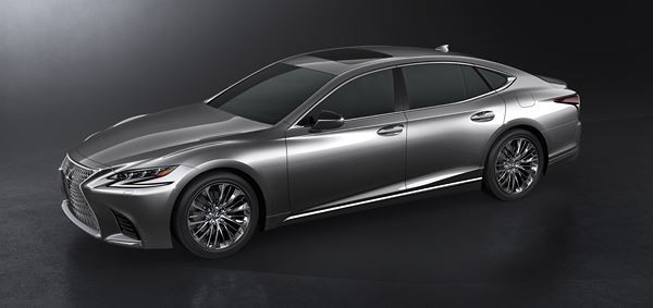 La limousine Lexus LS adopte une silhouette effilée et collée à la route