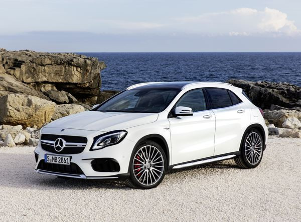 Le Mercedes-AMG GLA 45 4MATIC affiche une façade affinée