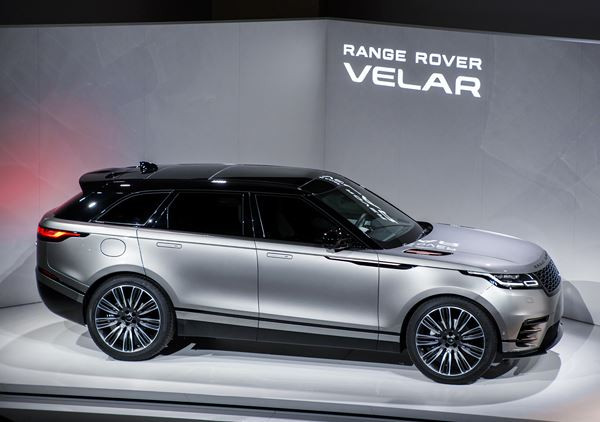 Le Range Rover Velar affiche un design puissant avec une partie arrière fuselée