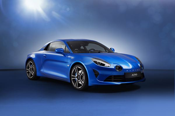 Le coupé deux places à moteur central arrière Alpine A110 reprend la piste