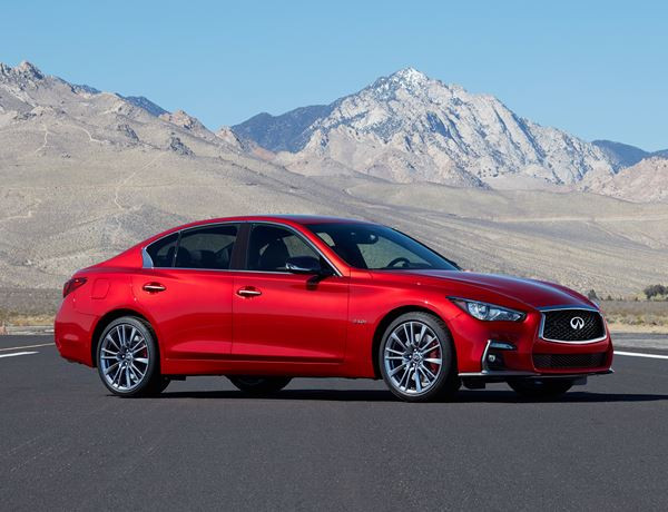 La berline sportive Infiniti Q50 s'offre un design intérieur et extérieur actualisé