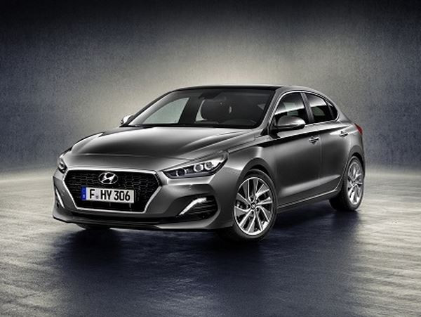 La Hyundai i30 Fastback se singularise par une ligne de toit plongeante