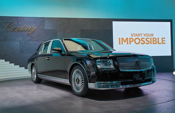 La grande limousine Toyota Century embarque une motorisation V8 hybride
