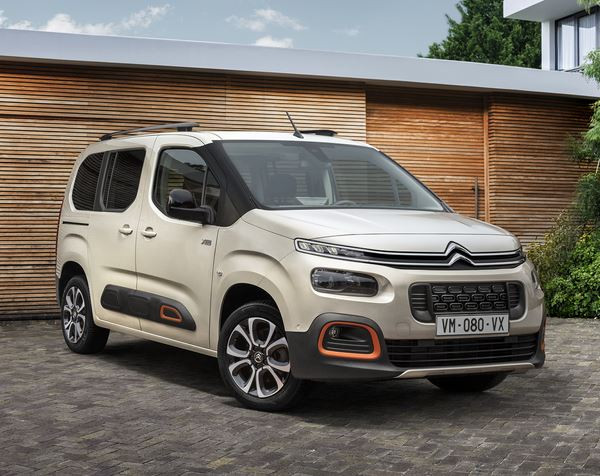 Le Citroën Berlingo offre une morphologie différente avec un pare-brise avancé