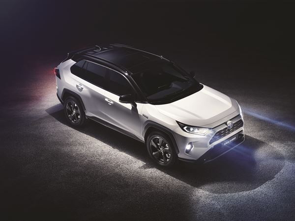 Le Toyota RAV4 affiche des lignes robustes