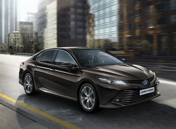 La berline tricorps Toyota Camry hybride-électrique revient en Europe