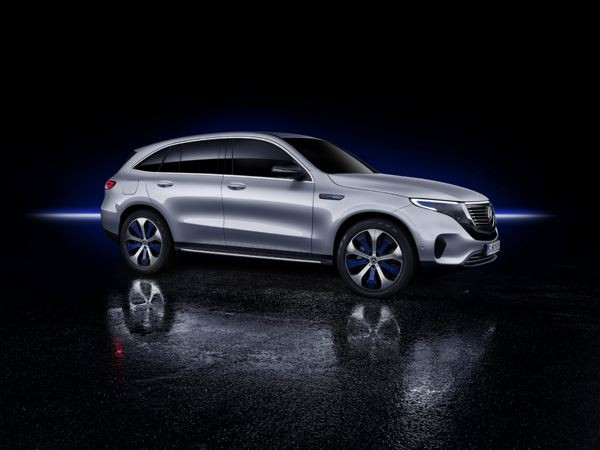 Le SUV crossover électrique Mercedes EQC affiche un style électro fluide