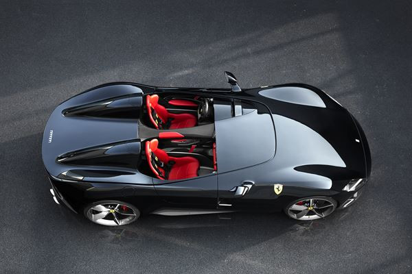 La biplace Ferrari Monza SP2 reprend les codes des barquettes de course