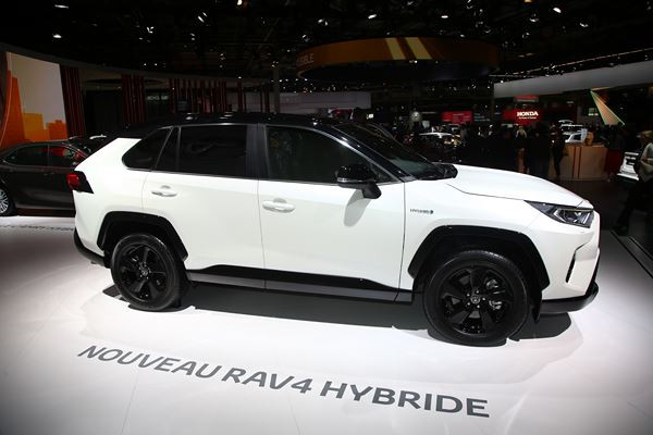 Le Toyota RAV4 Hybride affiche des lignes robustes